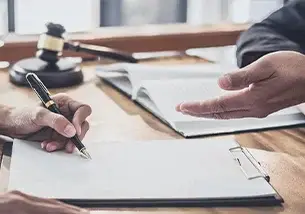 Notaire à Hyères, Maître Célia Domanech vous accompagne en droit immobilier, droit de la famille, gestion patrimoniale et droit des sociétés. Conseil, écoute et sécurité juridique pour tous vos projets.