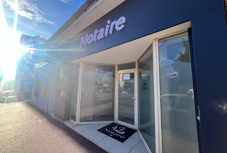 Notaire à Hyères, Maître Célia Domanech vous accompagne en droit immobilier, droit de la famille, gestion patrimoniale et droit des sociétés. Conseil, écoute et sécurité juridique pour tous vos projets.